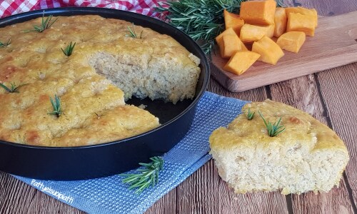 Hohe Focaccia mit Kürbis und Kartoffeln