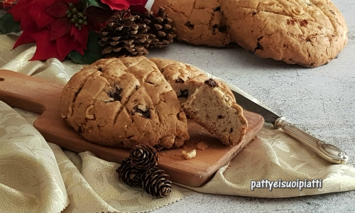Pandolce mit Feigen, Haselnüssen und Schokolade
