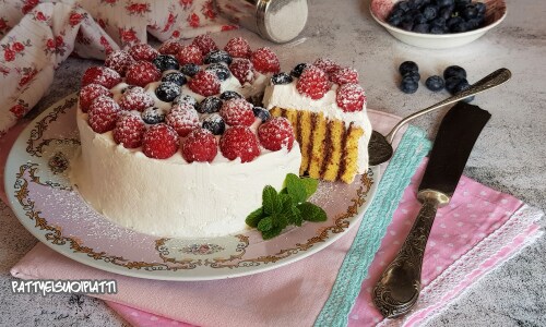 Schnecken-Kuchen mit Sahne und Waldbeeren
