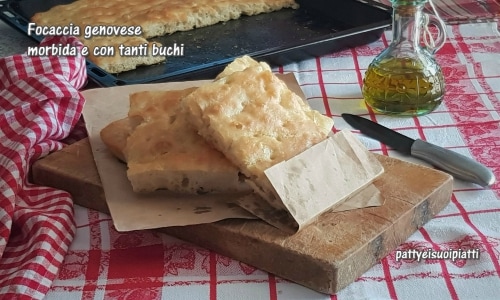 Weiche genuesische Focaccia mit vielen Löchern