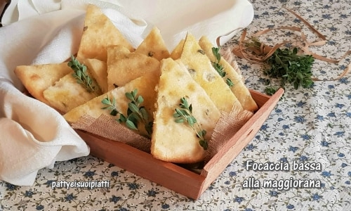Niedrige Focaccia mit Majoran