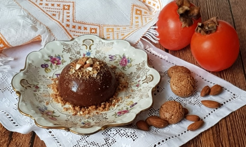 Kaki-Dessert mit Kakao, Amaretti und Mandeln