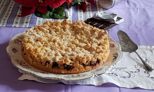 Bröselkuchen mit Haselnuss und Birnen