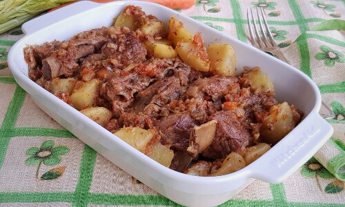 Geschmorte Schweinerippchen mit Kartoffeln