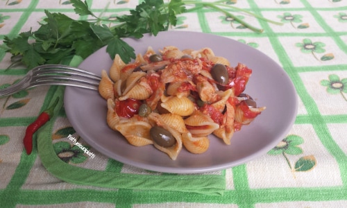 Pasta mit Tomaten, Thunfisch, Oliven und Kapern