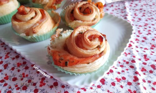 Blätterteigblumen mit Lachs und Taleggio