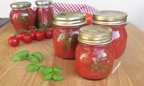 Hausgemachte Tomatenkonserve