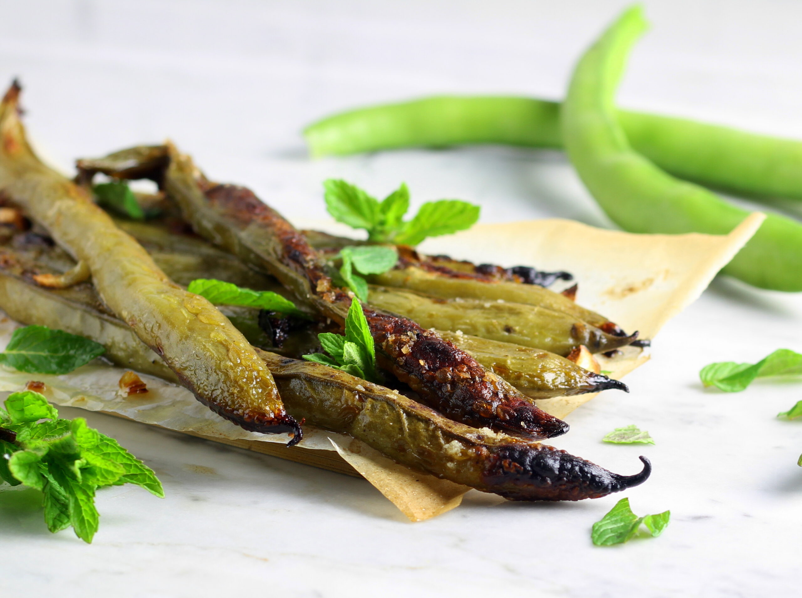 Frische Saubohnenhülsen aus dem Ofen