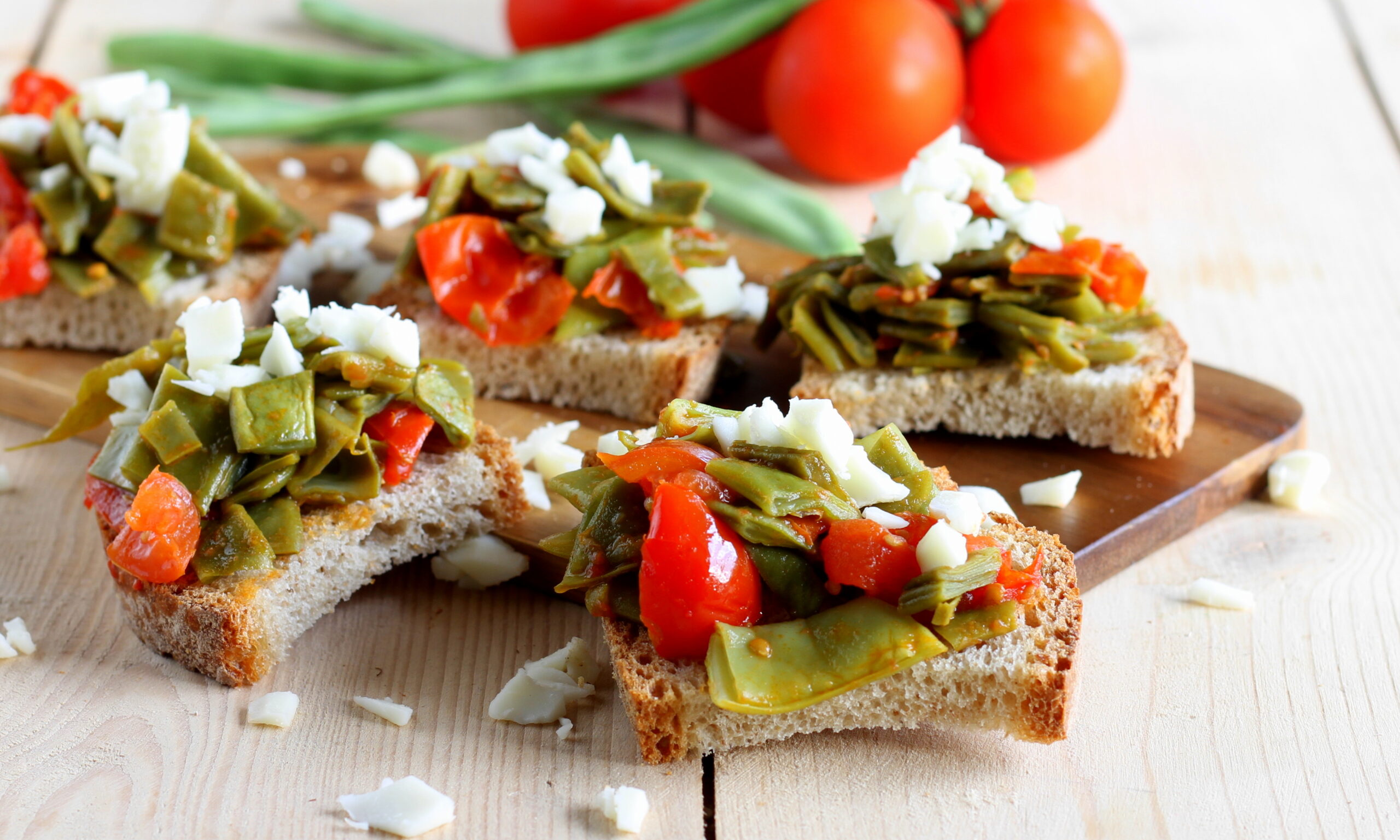 Crostini mit breiten Bohnen und Mozzarella