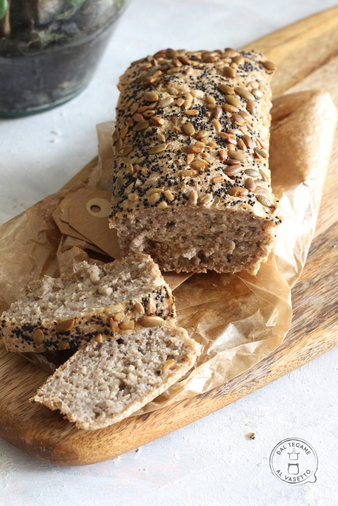 Brot ohne Hefe und Mehl, hergestellt mit fermentierten Buchweizenkörnern mit Samen obendrauf