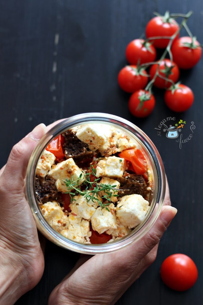 Schwarzbrot, Tomate und Feta im Glas in der Mikrowelle im Glas gegart
