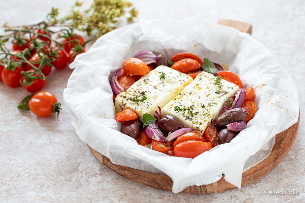 Feta im Backpapier mit Tomaten und Oliven