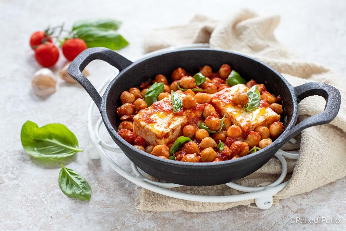 Feta mit Kichererbsen in Tomatensauce