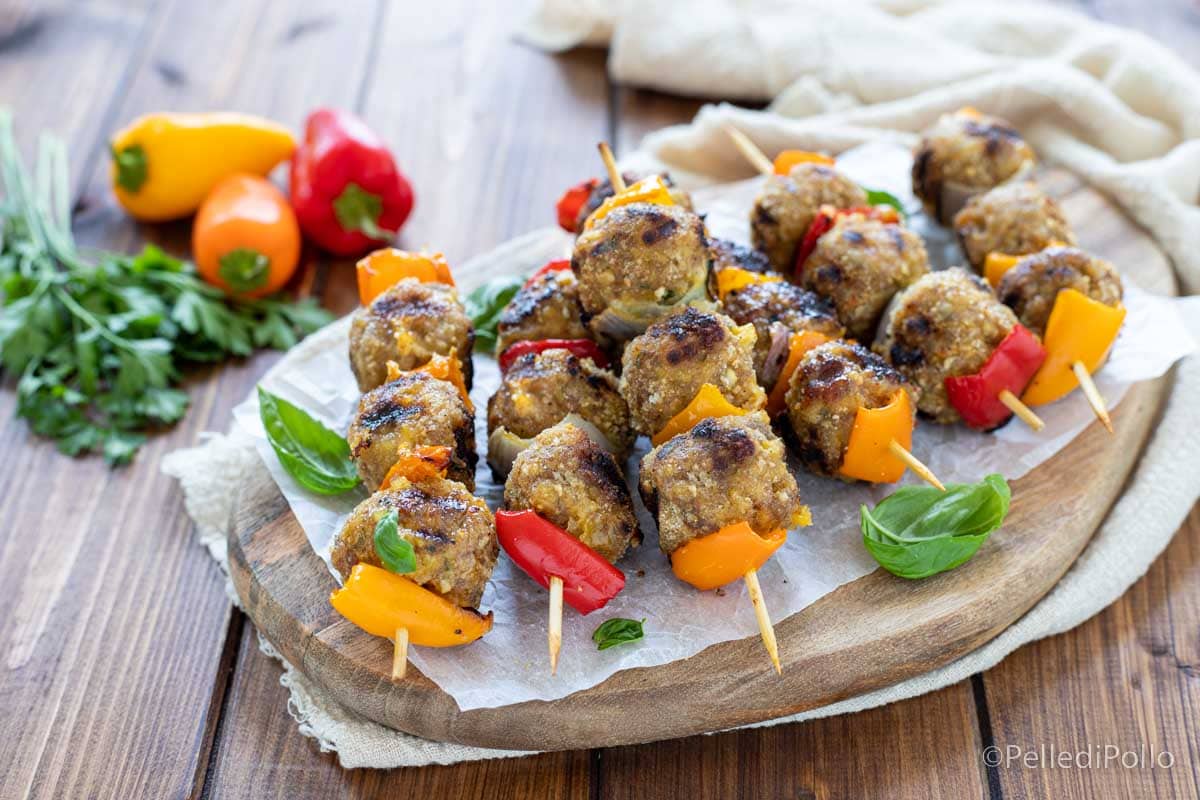 Gegrillte Fleischbällchenspieße