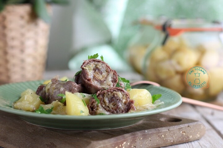 Fleischröllchen mit Kartoffeln im Glas gekocht