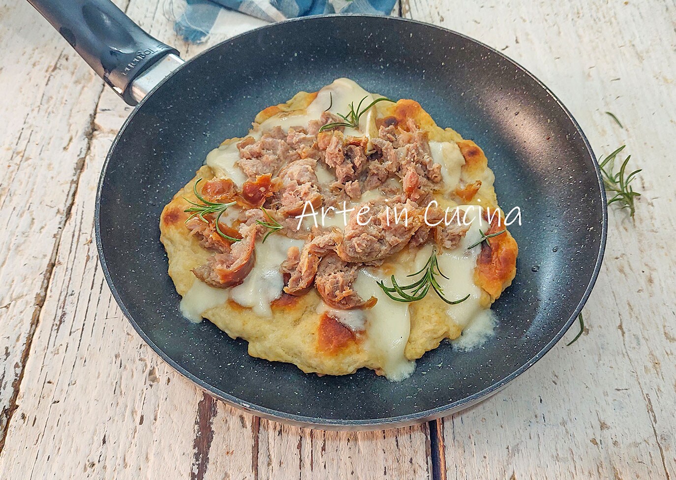 SCHNELLE FOCACCIA in der Pfanne mit Wurst und Provola