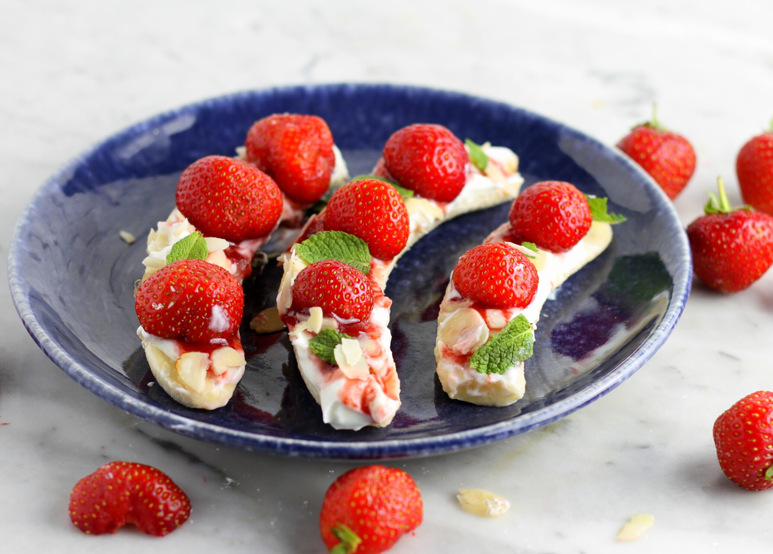 Bananen mit Joghurt, Erdbeeren und Mandeln