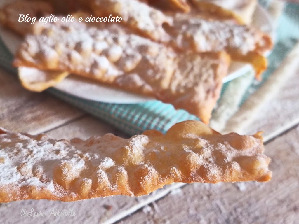 Karnevalsfrappe mit dem Thermomixer, mit Eiweiß sind sie leichter und knuspriger und verschwinden im Nu, ein Dessert, das in dieser Zeit nicht fehlen darf