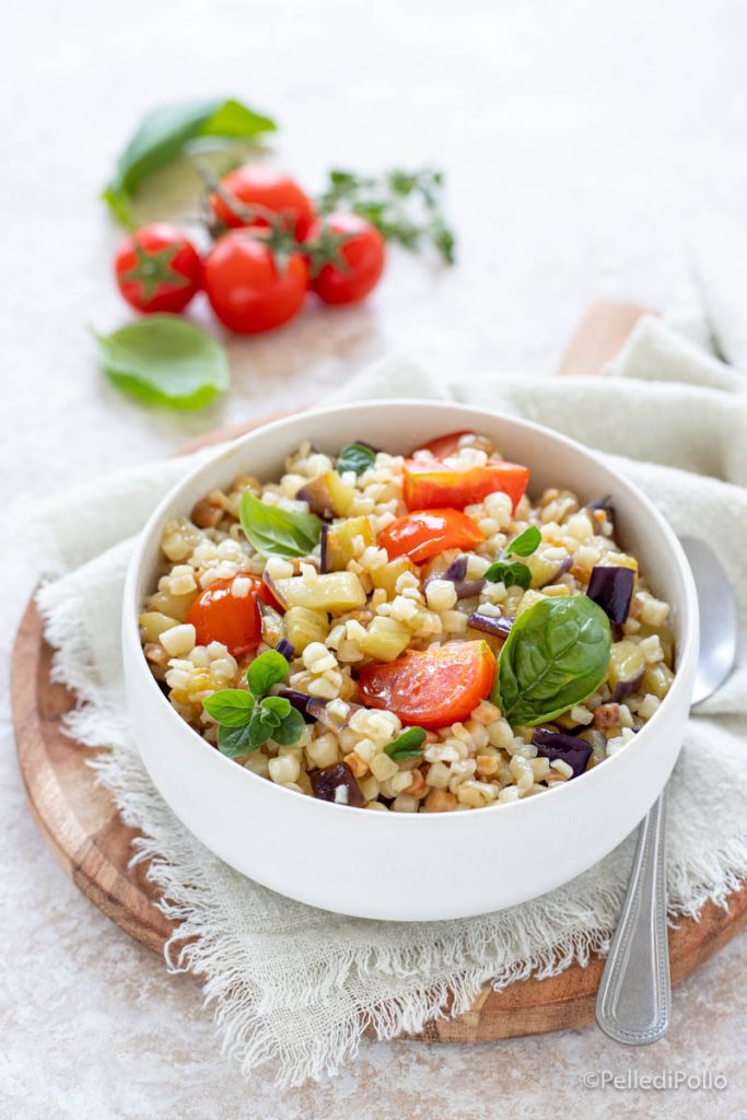 fregola mit Tomaten und Auberginen