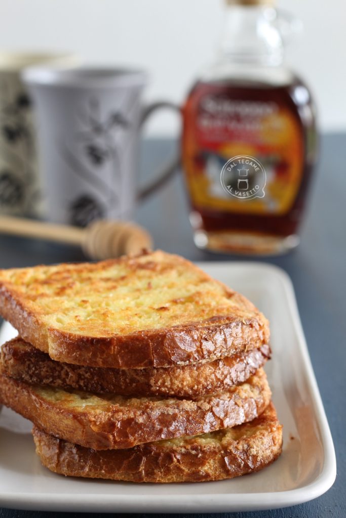 Brot mit Ei, Sahne und Zucker in der Heißluftfritteuse gebacken