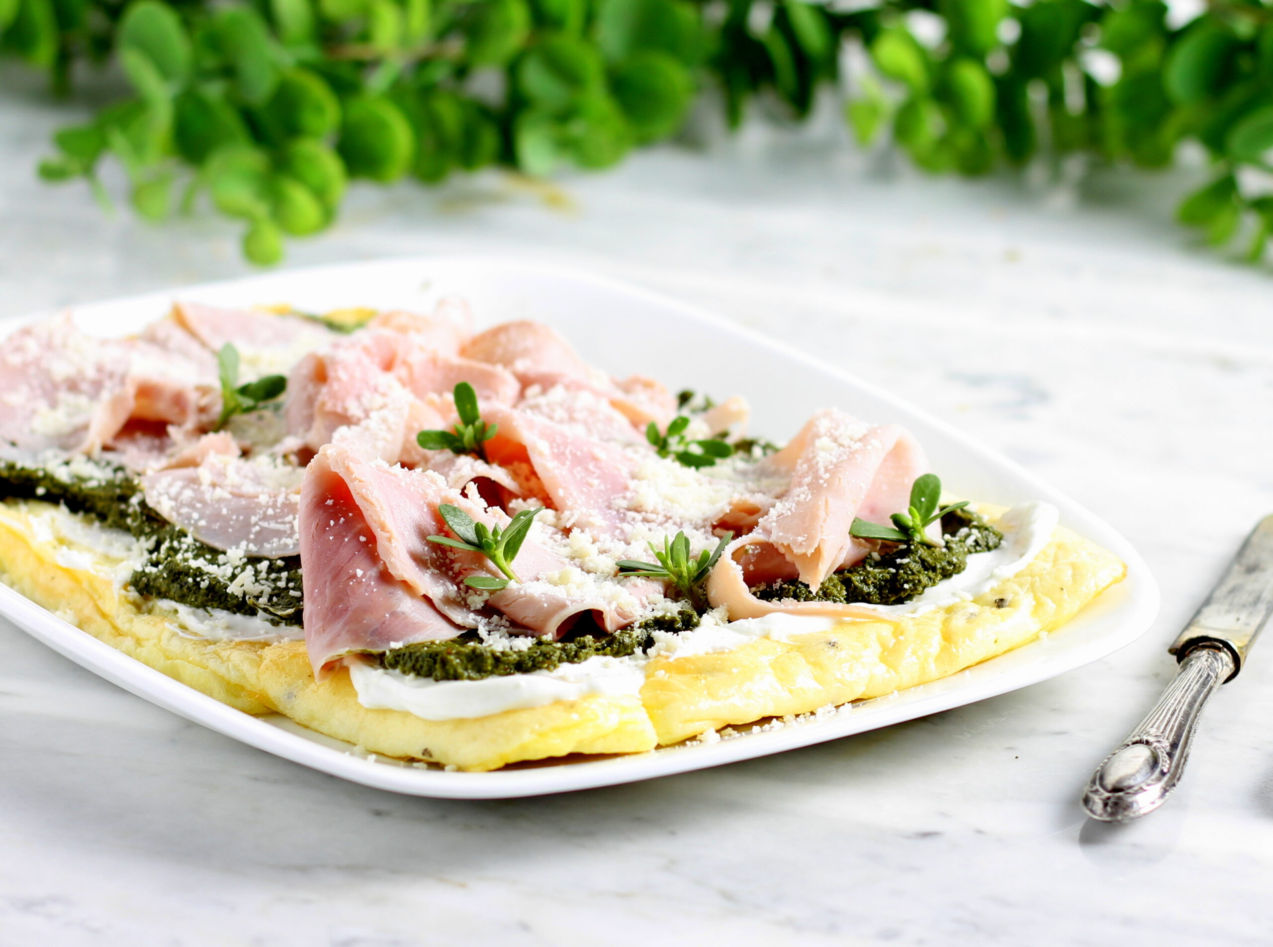 Omelett-Pizza mit Portulak und gekochtem Schinken