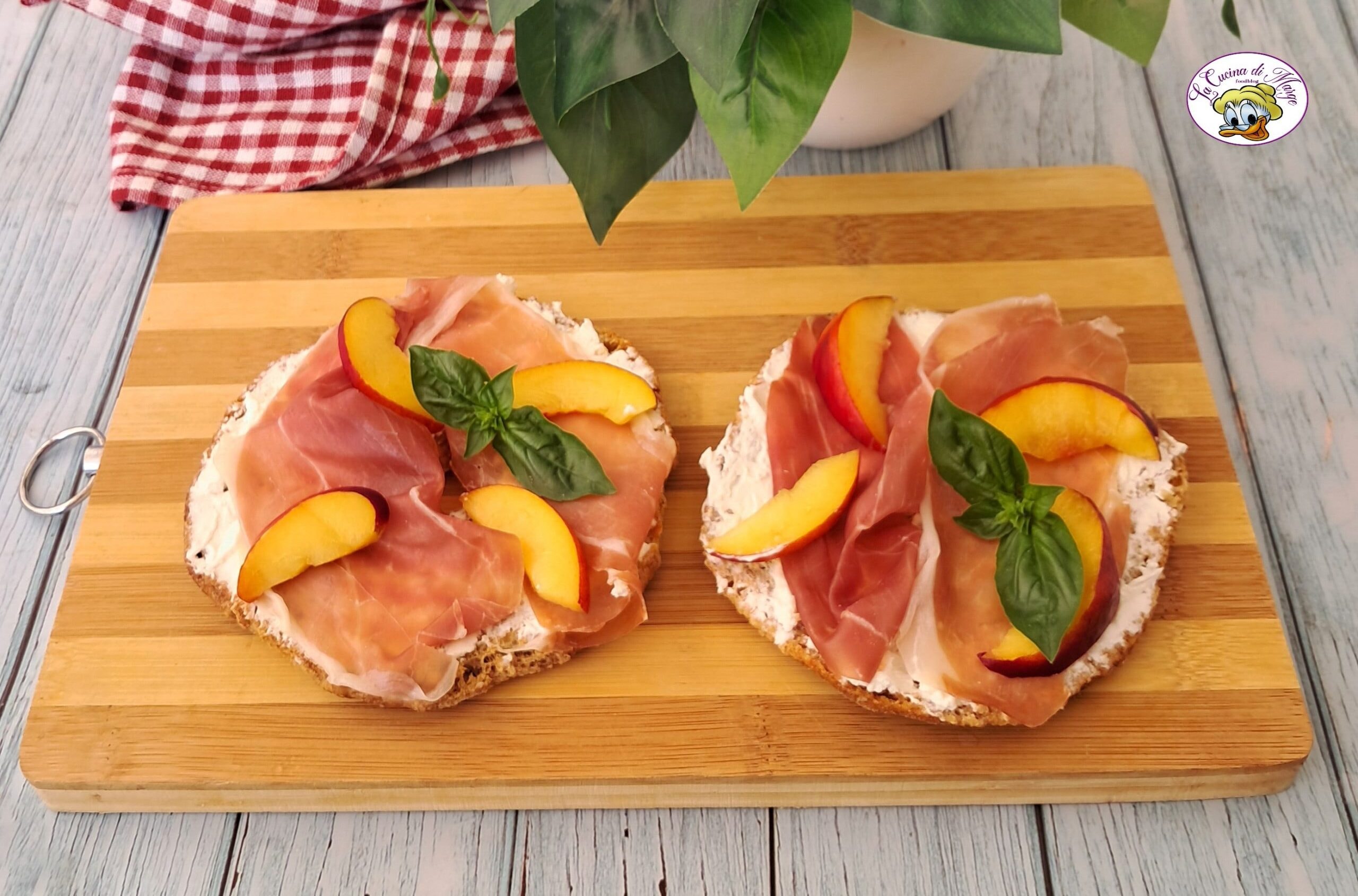 Frise mit Rohschinken und Robiola mit Nektarinen