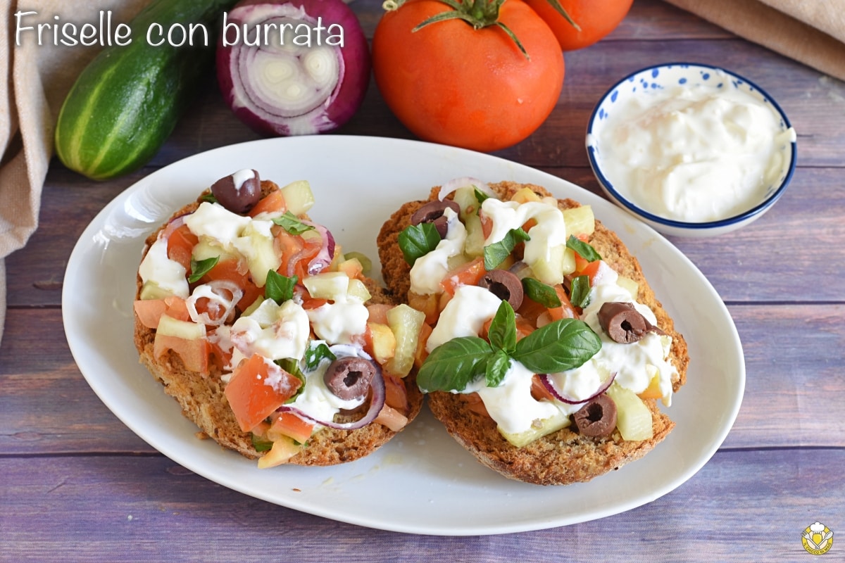 Friselle mit Burrata und Gemüse: eine apulische sommerliche Vorspeise