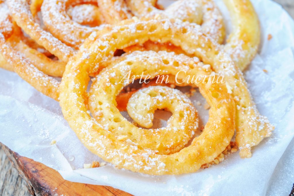 Sehr schnelle Spiralfrittelle süße Karnevalsfrittelle