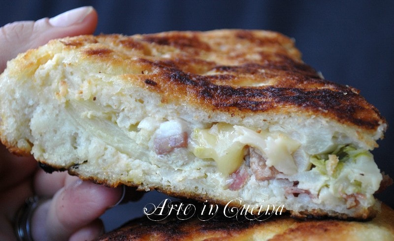 Frittierte Blumenkohlpizza mit Käse und Speck