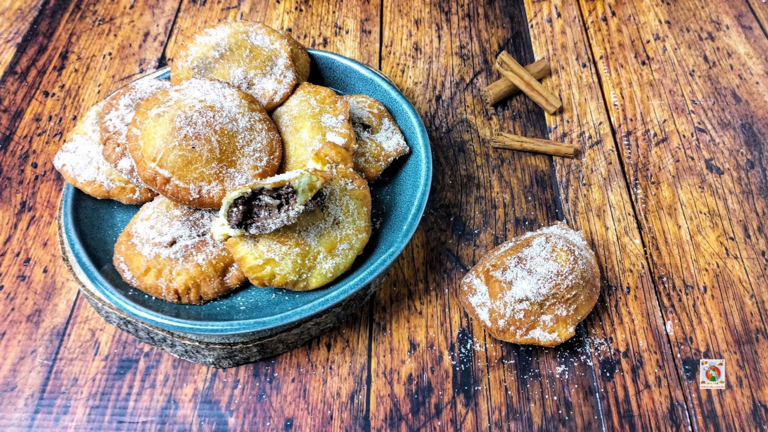 Frittierte süße Tortelli mit Schokolade: das köstliche Dessert, das an Karneval nicht fehlen darf