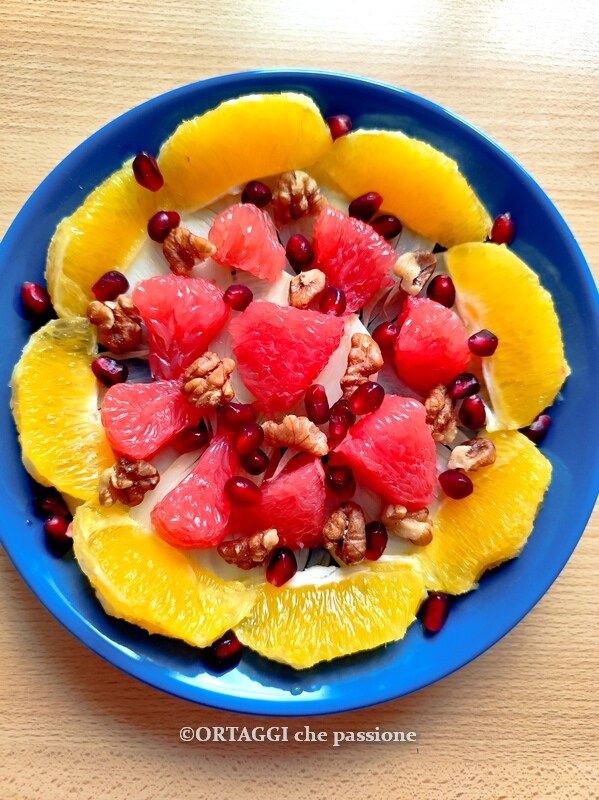 Salat mit Grapefruit mit Nüssen und Granatapfel beenden