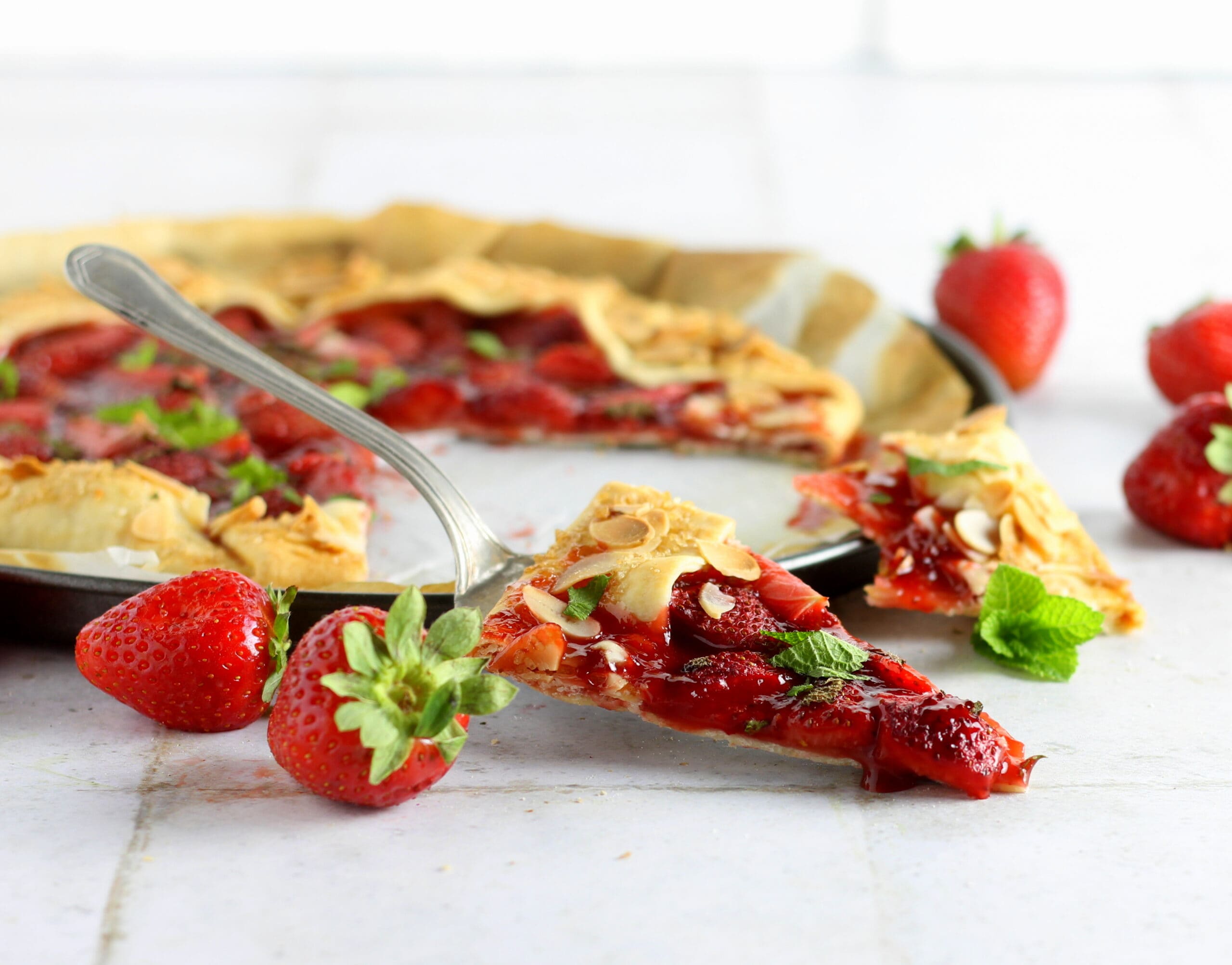 Galette mit Erdbeeren und frischer Minze