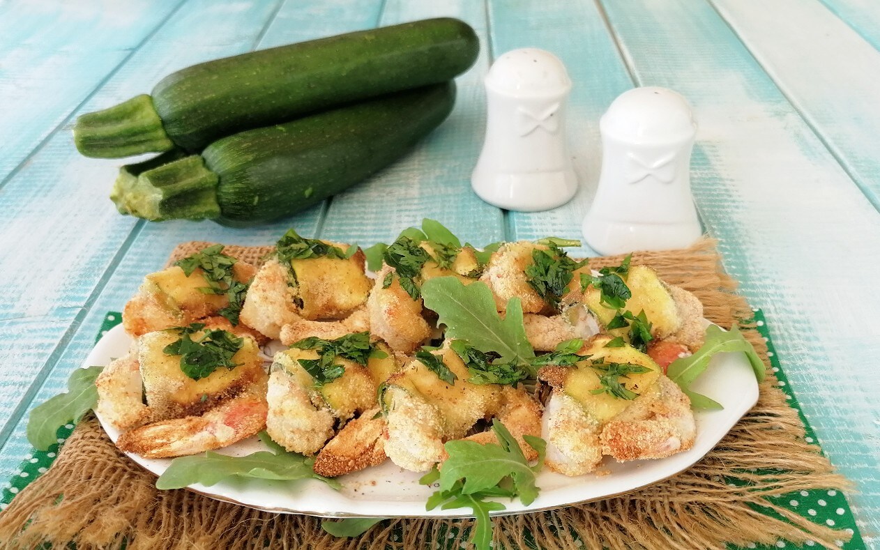 EINFACHE UND SCHNELLE GARNELEN-UND-ZUCCHINI-ROULADEN