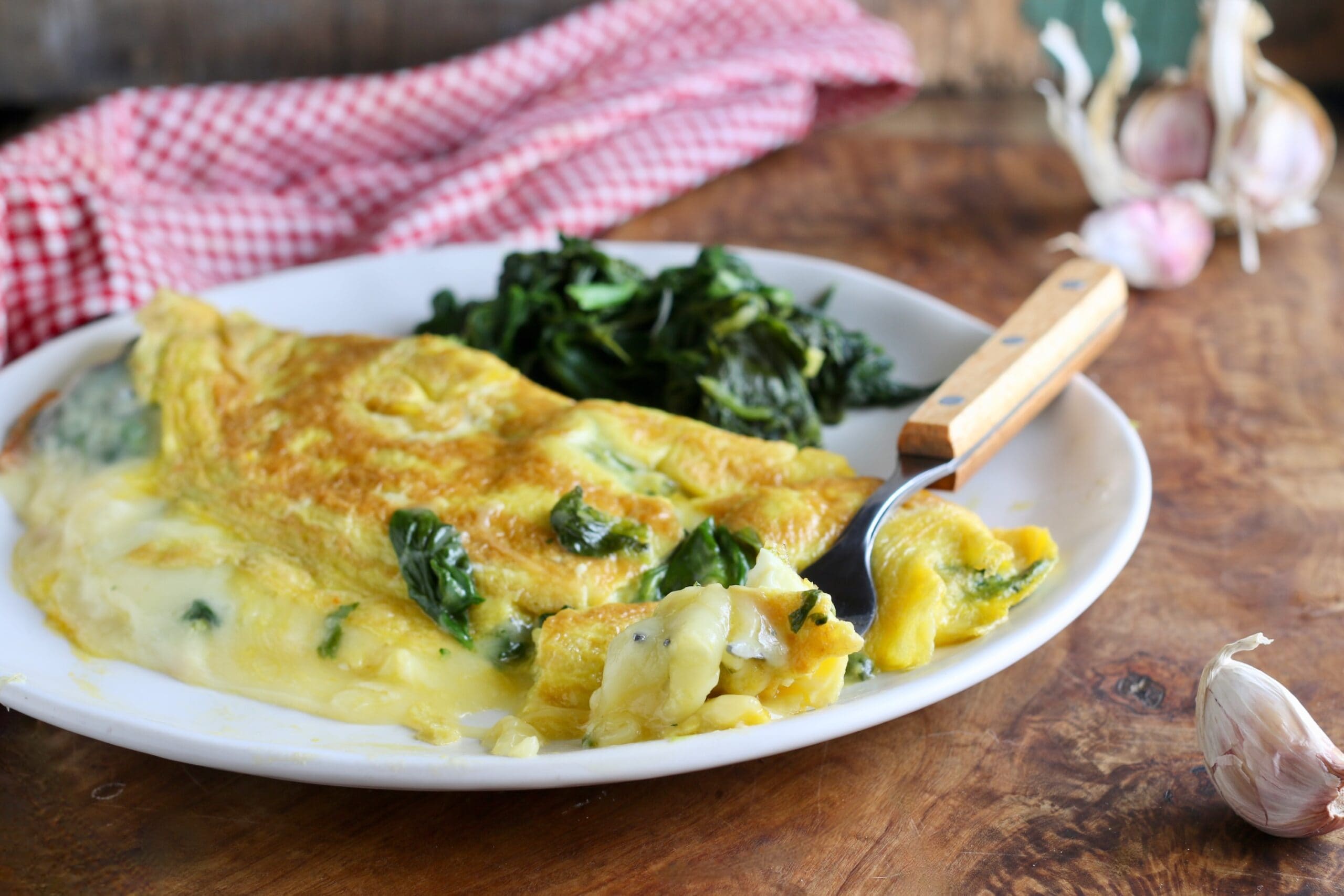 Gefaltetes Omelett mit Spinat und Käse