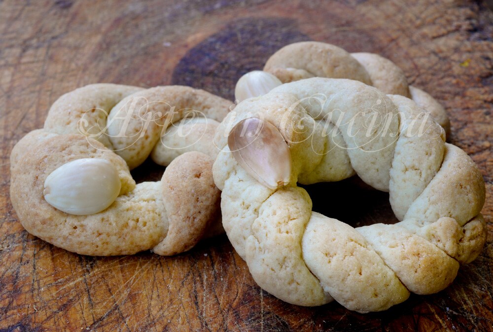 Geflochtene Taralli mit Mandeln schnelles Rezept