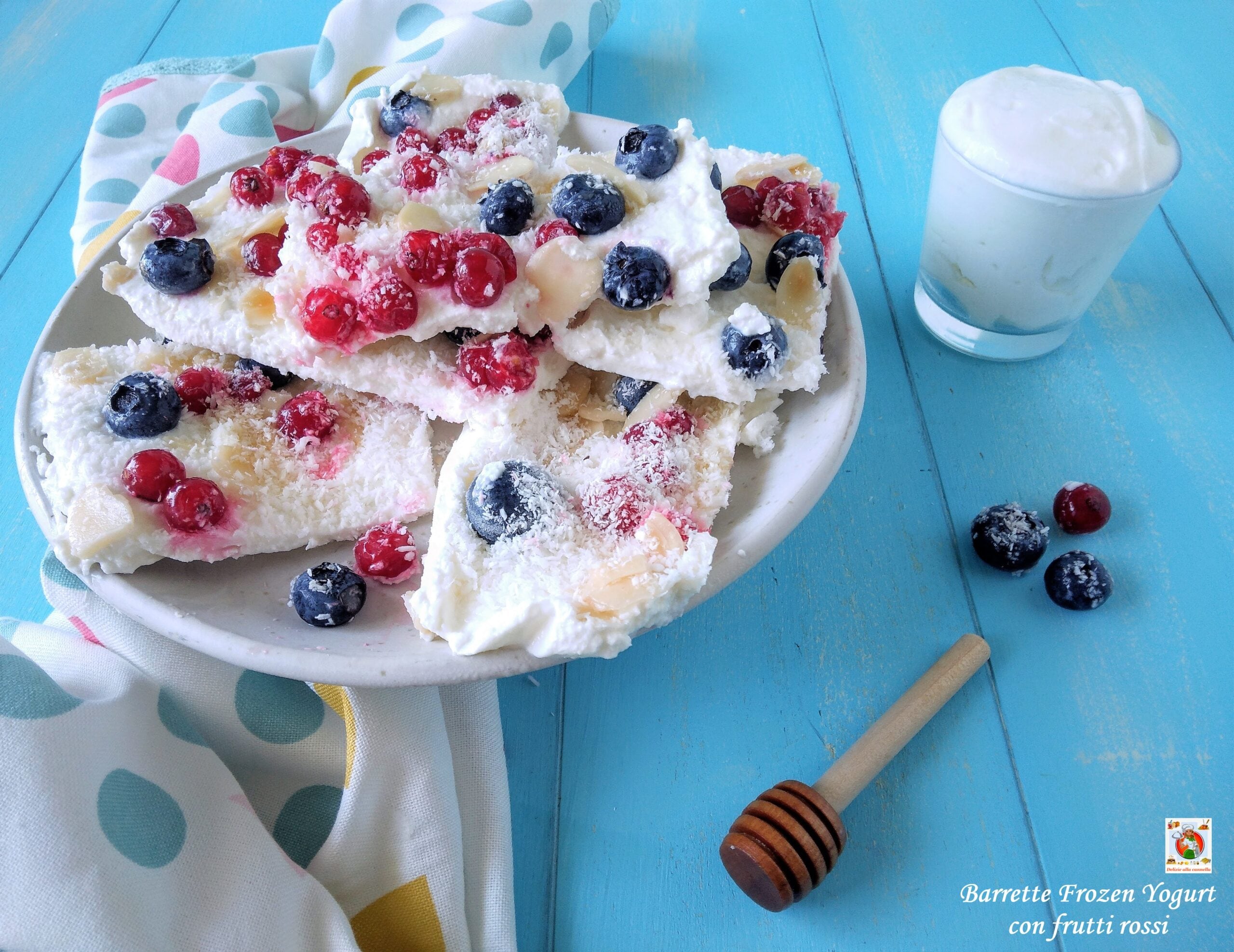 Gefrorene Joghurt-Riegel mit roten Früchten