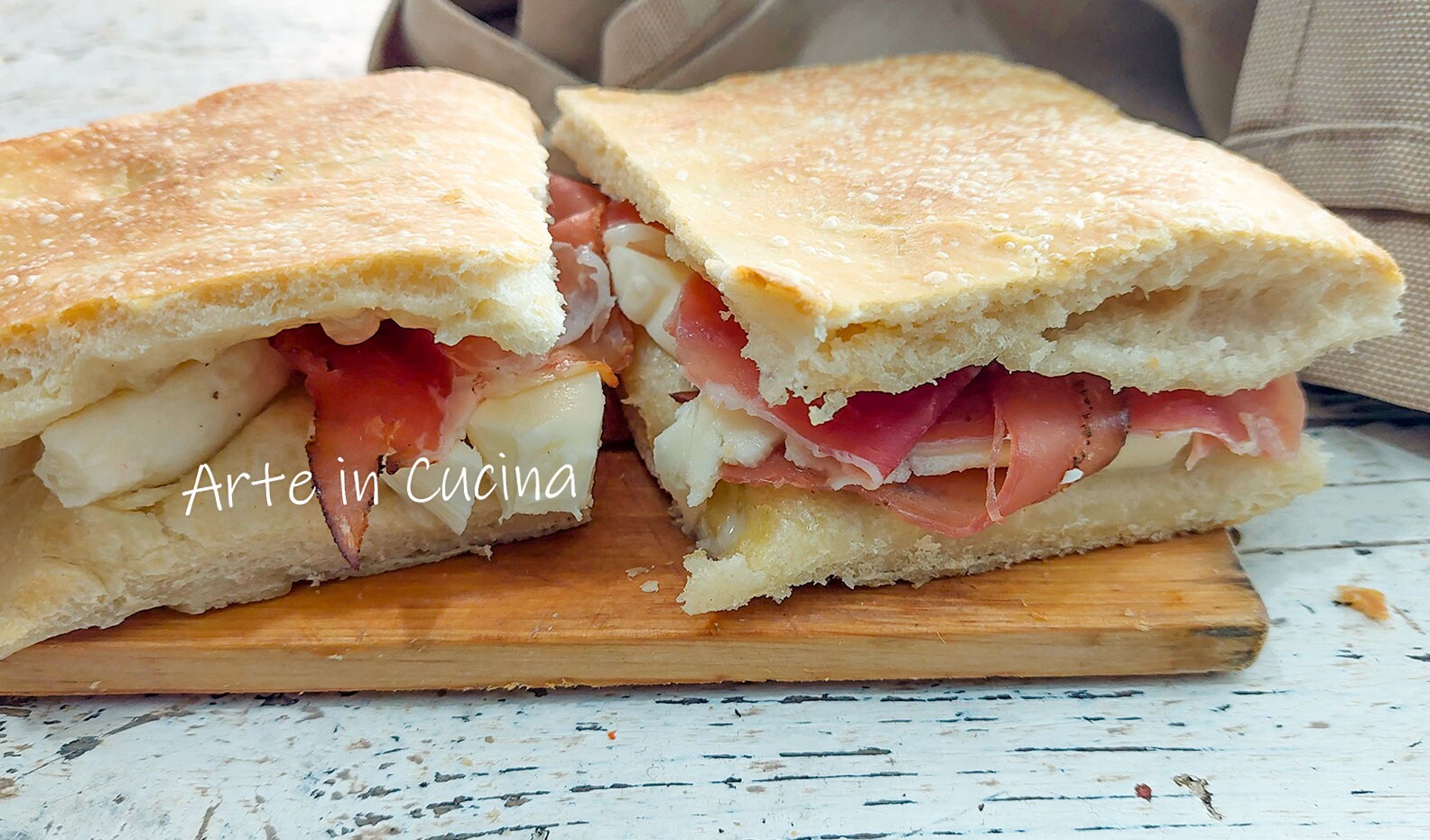 GEFÜLLTE FOCACCIA mit Speck und Provola
