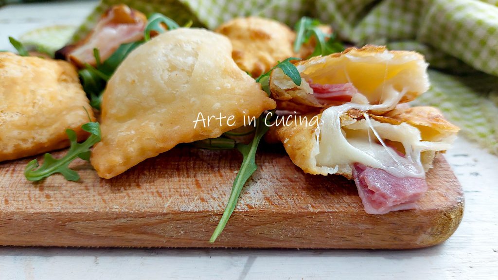 GEFÜLLTE FRITTIERTE GNOCCHI mit SCHINKEN und Provola