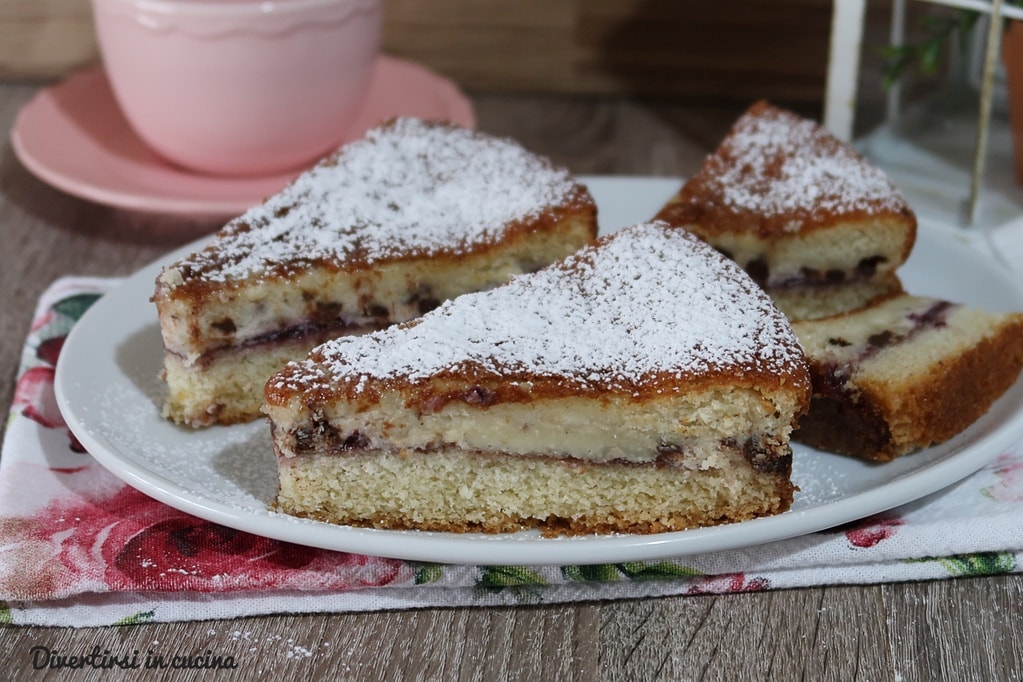 Gegossener Kuchen mit Mascarpone und Marmelade ohne Gluten und Laktose