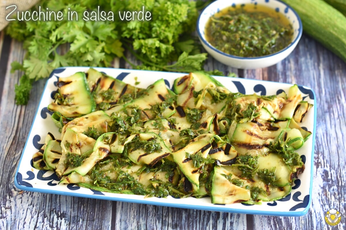 Gegrillte Zucchini in grüner Soße