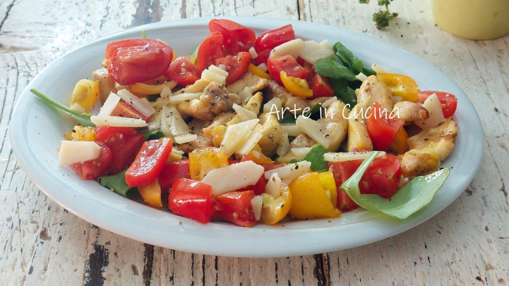 GEGRILLTES HÄHNCHEN mit Tomaten, Rucola und Parmesan