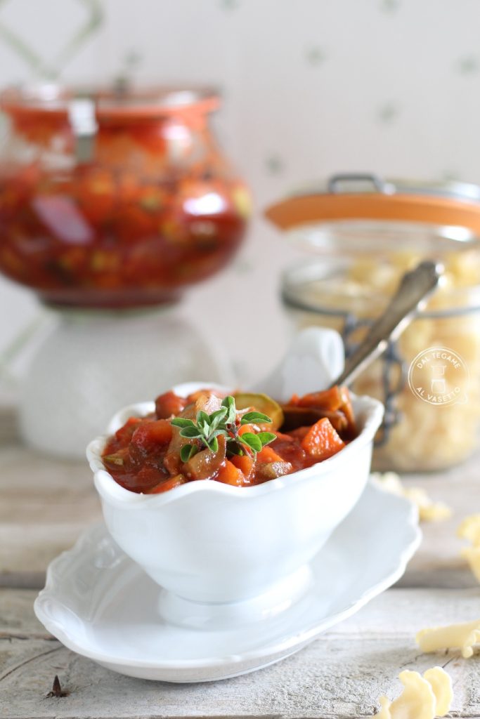 Sauce mit Gemüse, im Glas im Mikrowellen-Einmachverfahren gekocht