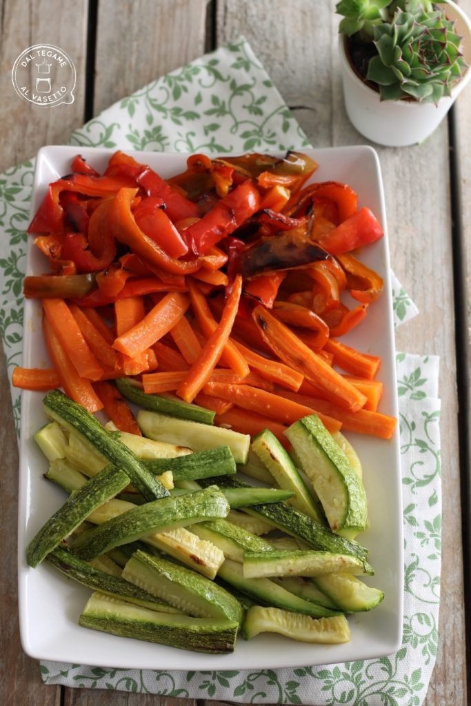 Zucchini-, Paprika- und Karottenstifte in der Mikrowelle gegart