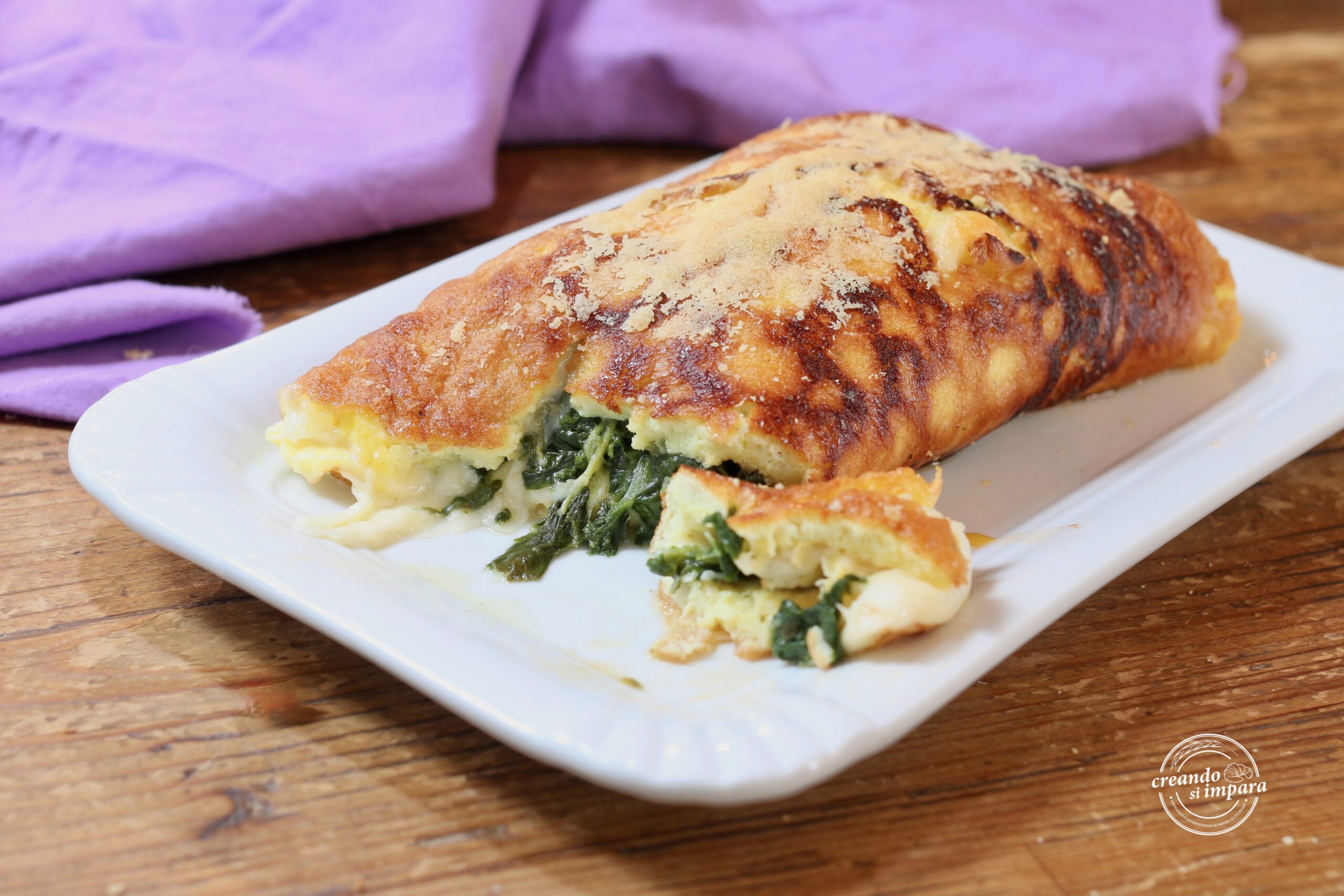 Gerolltes Omelett mit Spinat und Scamorza