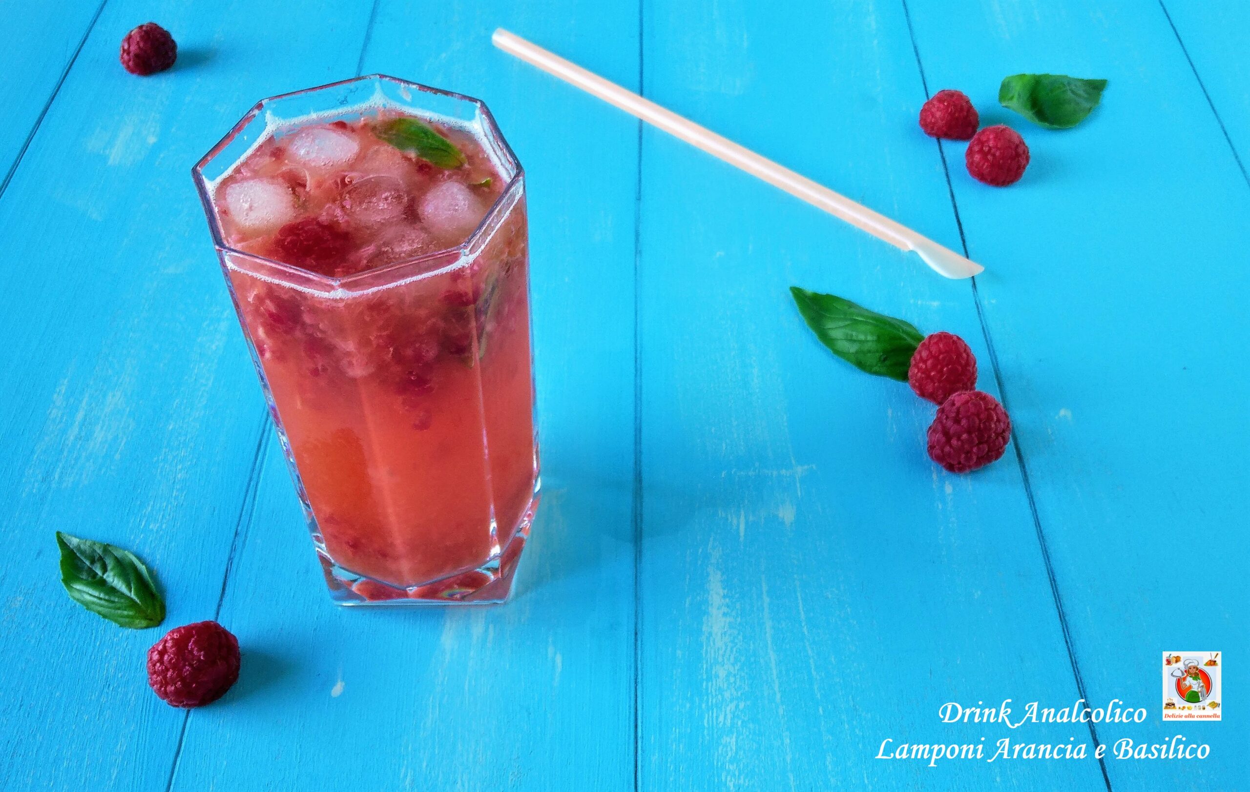 Alkoholfreies Getränk mit Himbeeren, Orange und Basilikum