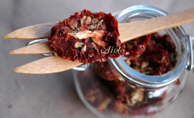 Getrocknete Tomaten mit Gewürzen in Salzlake