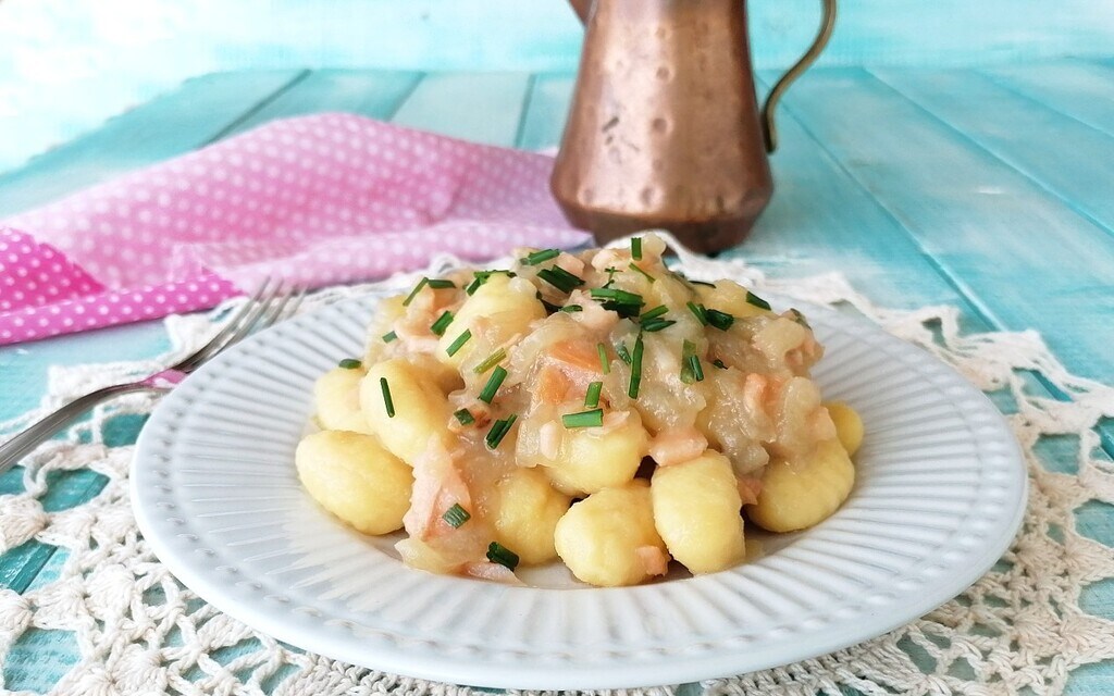 Kartoffelgnocchi Zwiebeln und Lachs