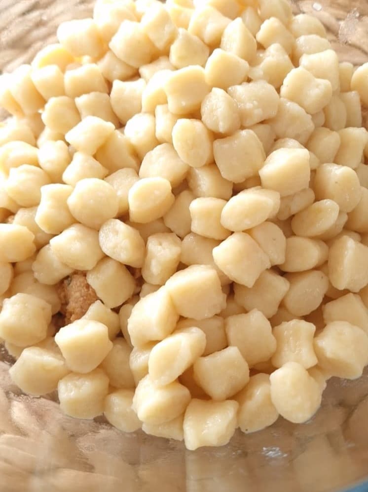 KARTOFFEL GNOCCHI MIT ZWIEBELN UND LACHS