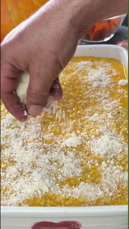 gratinieres Risotto mit rotem Kürbis und Wurst