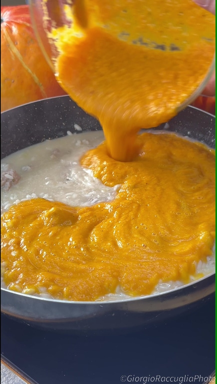 gratinieres Risotto mit rotem Kürbis und Wurst